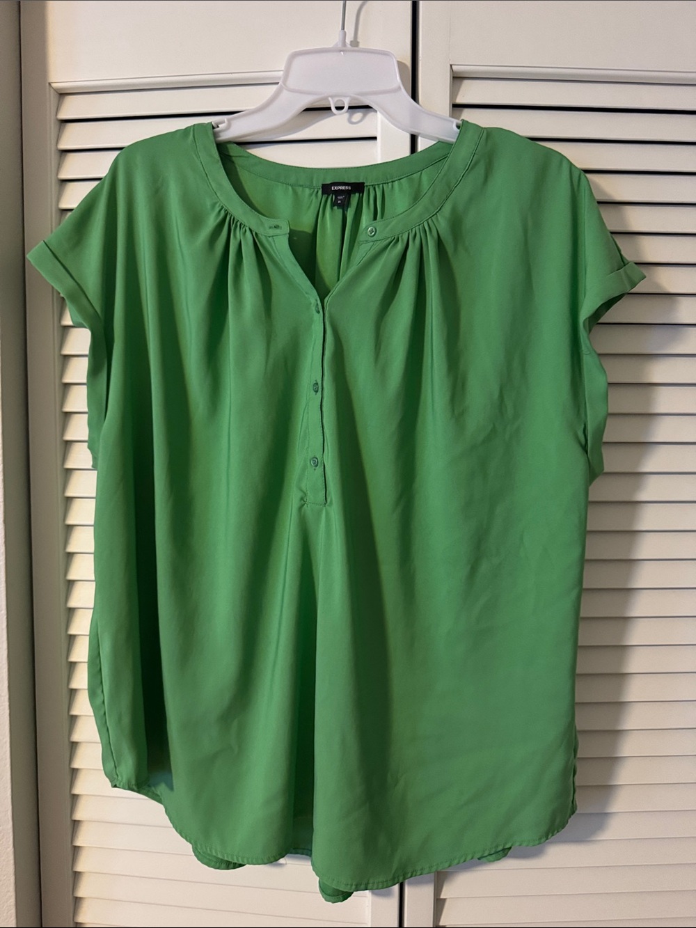 Express Vibrant Green Short Sleeve Split-Neck Blouse